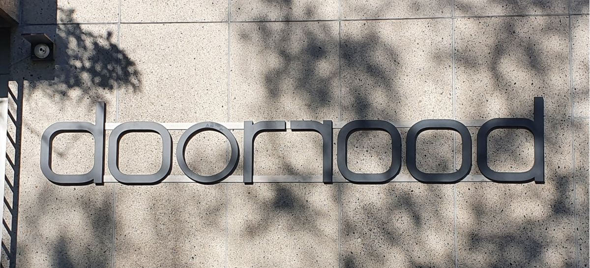 Logo buiten op de muur van de meubelmakerij in de Biotoop van Haren