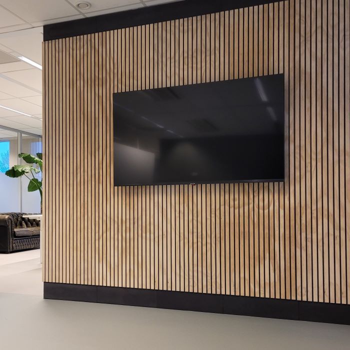 Kantoor met systeemplafond. Scheidingswand met presentatiescherm. Maatwerk akoestische panelen van mulitplex.