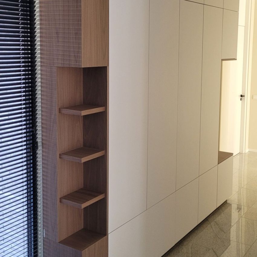 Royale plafondhoge halkast met plankjes en modern strak design